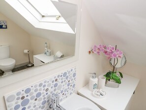 Shower - Y Bwthyn: A Cozy Retreat in Llangoed (Beaumaris)