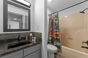Towels - Clubhouse Suite | Golf & Water View | 85” TV (Branson)