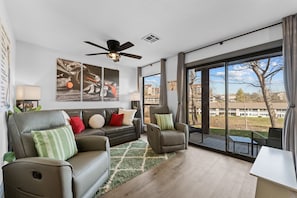 Smart TV - Clubhouse Suite | Golf & Water View | 85” TV (Branson)