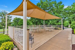Outdoor dining - Clubhouse Suite | Golf & Water View | 85” TV (Branson)