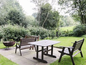 Outdoor dining - Woodland Cottage, Eccleshall (Stafford)