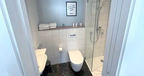 Comfort-Doppelzimmer, Nichtraucher, Blick auf den Innenhof | Badezimmer | Dusche, Haartrockner, Handtücher, Seife