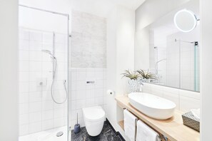 Dusche, Haartrockner, Handtücher, Seife