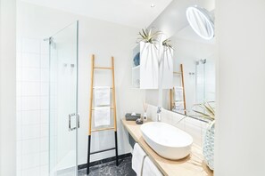 Shower, hair dryer, towels, soap - Nena Apartments Bremen by LESA (Bremen)