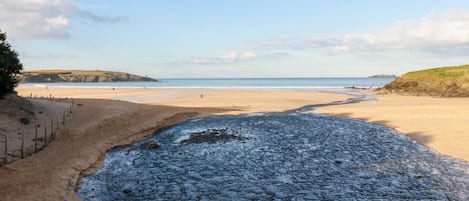 Una spiaggia nelle vicinanze