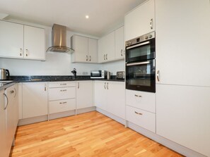 Private kitchen - 6B The Mews, Harlyn, Cornwall (Padstow)