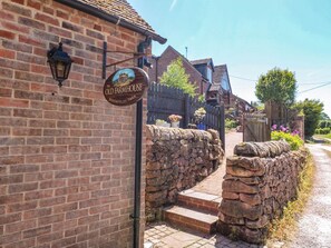 المنطقة المحيطة بالمنشأة