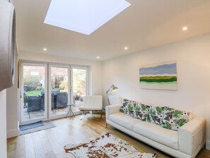 Living area - Dovedale: Charming Home in Ryde (Ryde)