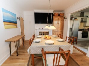 Dining - Dovedale: Charming Home in Ryde (Ryde)