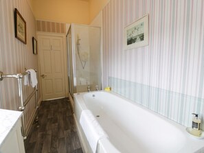 Shower - Fordie Lodge, Comrie (Crieff)