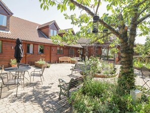 Outdoor dining - Heron Cottage, Wayford (Wayford)
