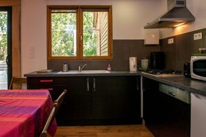 Lave-vaisselle, tables à manger
