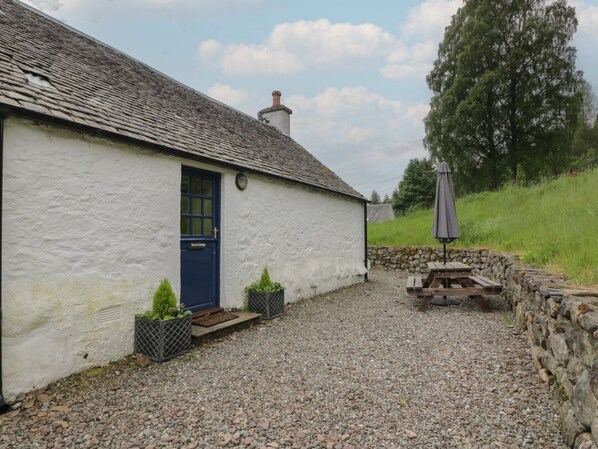 Outdoor dining - West Cottage, Comrie (Crieff)