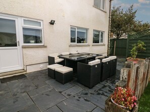 Outdoor dining - Llygad Yr Haul (Sun), Burry Port (Burry Port)