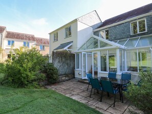 Outdoor dining - Primrose Cottage, in Falmouth. (Falmouth)