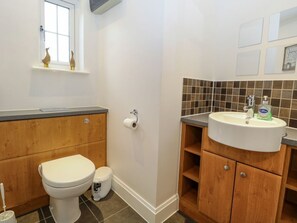 Shower - 19 Stablefield Way in Norfolk. (Great Yarmouth)