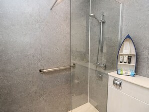 Shower - Plimoth N6, Yarmouth (Yarmouth)