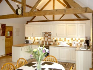 Dishwasher, high chair - Happy Union Stables, Abbeycwmhir (Llandrindod Wells)