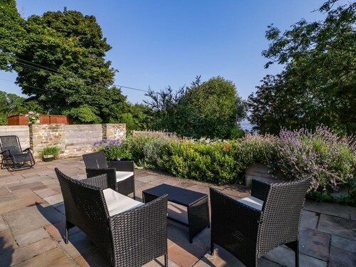 BLACK CAT BACH, sauna, WiFi, near Gilwern