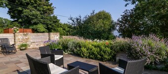 BLACK CAT BACH, sauna, WiFi, near Gilwern