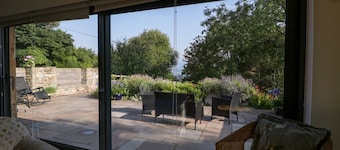 BLACK CAT BACH, sauna, WiFi, near Gilwern