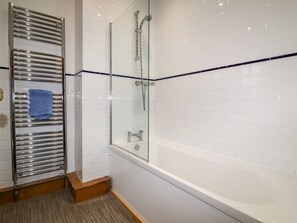Shower - Longstone View, Bakewell (Bakewell)