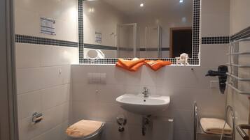 Dusche, Haartrockner, Seife, Toilettenpapier