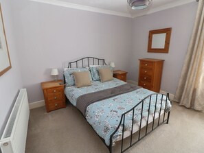 3 bedrooms, WiFi - Longmoor - Stylish Retreat in Tenby (Tenby)