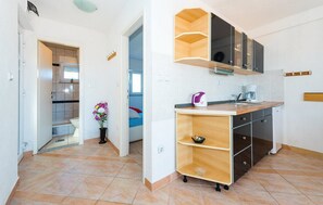 Fridge, stovetop, electric kettle, cookware/dishes/utensils - S&G Leko Apartment A4 (Rogoznica)