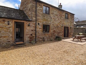 Outdoor dining - The Stable, Maulds Meaburn (Penrith)