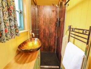 Shower - Catchwater rests in Keal Cotes (Spilsby)