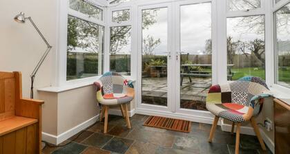 Charming Pippins Home in Bream