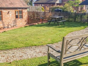 Outdoor dining - Woodstock Lodge: Scenic Escape (Worcester)