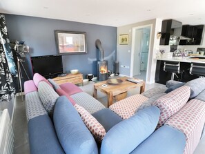 Fireplace - Woodstock Lodge: Scenic Escape (Worcester)