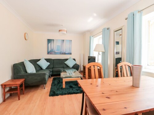 Garland: Charming Property in Weymouth