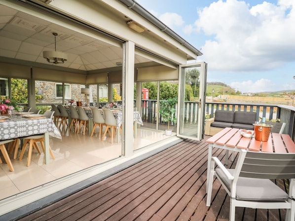 Outdoor dining - Llety Ceiro, Bow Street, Wales (Bow Street)