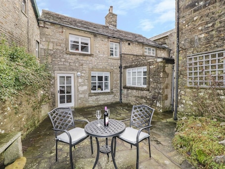 Outdoor dining. Green Smithy Cottage, High Bentham