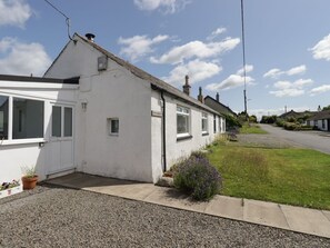 A row of white houses with a gravel driveway and a grassy lawn. - Chatelherault, Ruthwell (Dumfries)