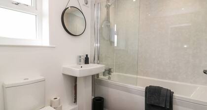 Chalet 3: Cozy Retreat in Heslerton Grange