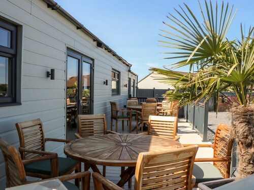 Chalet 3: Cozy Retreat in Heslerton Grange