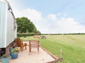 Outdoor dining - Honeybee Lodge, Woodhall Spa (Woodhall Spa)