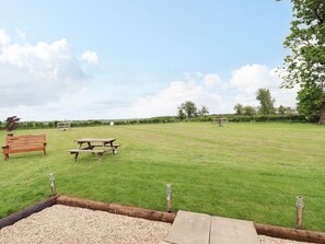 Outdoor dining - Honeybee Lodge, Woodhall Spa (Woodhall Spa)