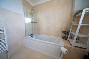 Shower - Trelowen: A Charming Retreat in Padstow (Wadebridge)