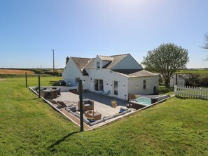 Terrace/patio - Piglet Cottage, Milford Haven. (Haverfordwest)