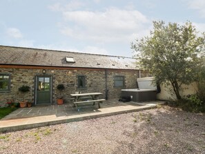Outdoor dining - 2 Fenton Home Farm, Haverfordwest (Haverfordwest)