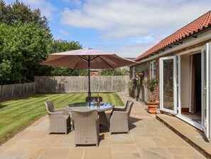 Outdoor dining - The Wagon Shed: Ground Floor Retreat (Driffield)