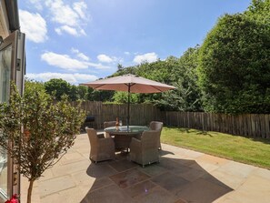 Outdoor dining - The Wagon Shed: Ground Floor Retreat (Driffield)