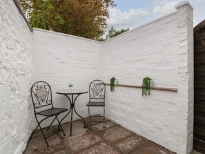 Outdoor dining - The Cwtch, Gilwern, Monmouthshire (Abergavenny)