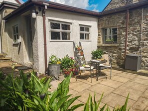 Outdoor dining - The Byre - Charming Retreat (Llannerch-y-Medd)