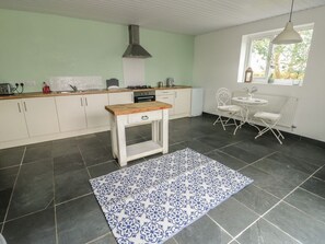 Private kitchen - Seiriol Shepherds hut, Rhosneigr (Ty Croes)